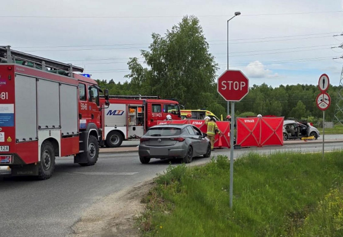 Śmiertelny wypadek na DK50 pod Mińskiem Mazowieckiem. Dwie osoby zginęły w zderzeniu z autobusem [ZDJĘCIA]