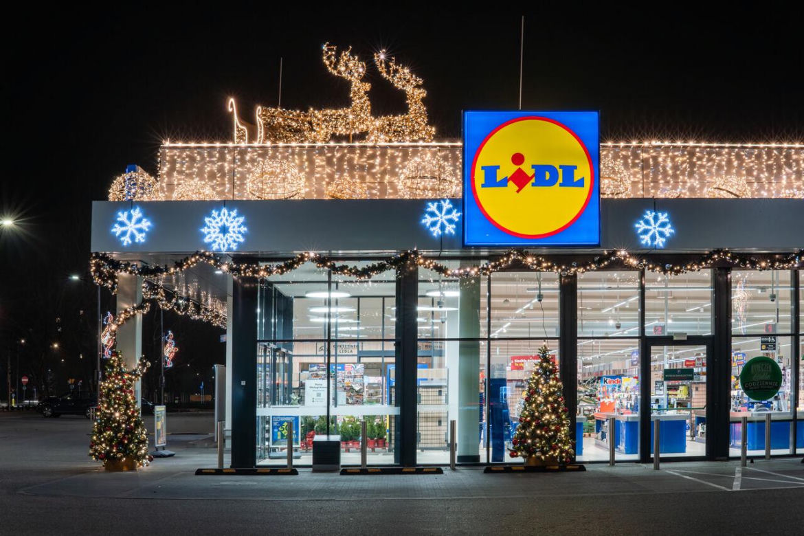 Świąteczny Lidl przy ul. Kasprowicza w Warszawie