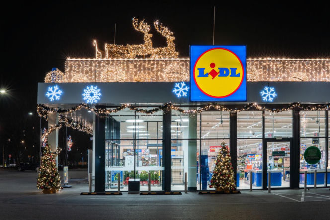 Świąteczny Lidl przy ul. Kasprowicza w Warszawie