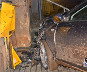 Wjechał samochodem w dom, po czym zgłosił się na policję jako poszkodowany