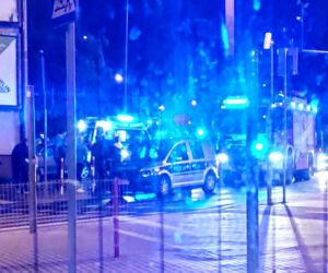 Mercedes zjechał z ronda i wjechał w blok. Niecodzienna kolizja na ul. Wierzbowej w Białymstoku [ZDJĘCIA]