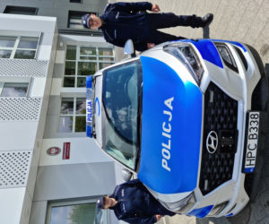 Kierowca zasłabł na drodze koło Torunia. Policja, świadkowie i helikopter w akcji
