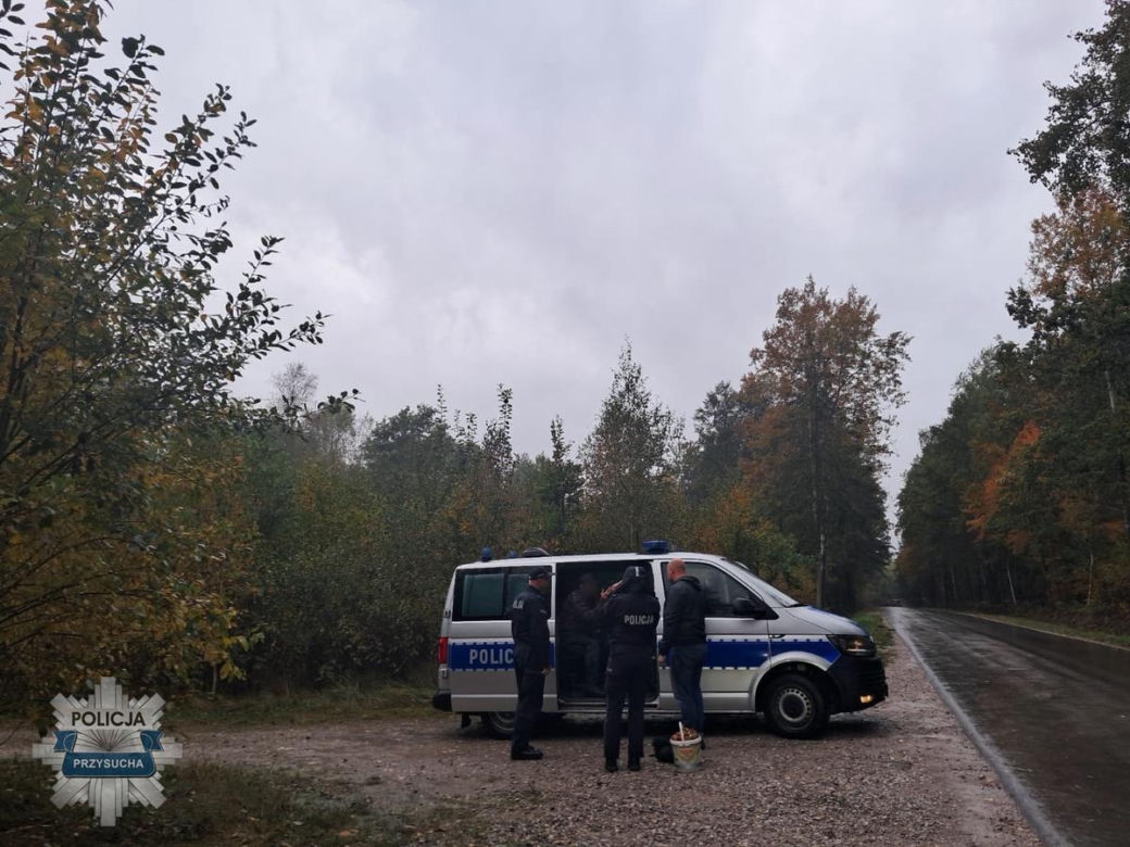Tragiczny finał grzybobrania w powiecie przysuskim. Mężczyźni zgubili się w lesie. Jeden z nich nie żyje