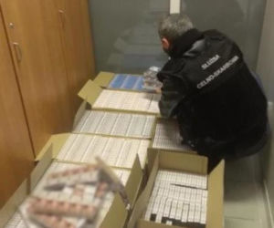 Akcja służb na S7. W samochodzie osobowym ujawniono 80 tys. sztuk nielegalnych papierosów