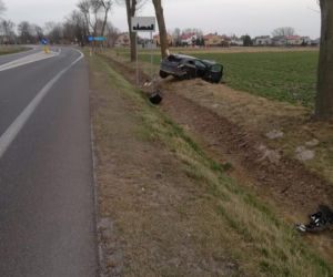18-latka ciężko ranna po dachowanio opla w Drobinie. Potworny wypadek na DK10 pod Płockiem [ZDJĘCIA]