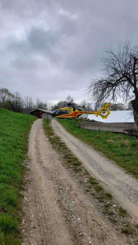 Przewrócona ciężarówka uwięziła kierowcę. Poszkodowanego zabrał śmigłowiec ratowniczy