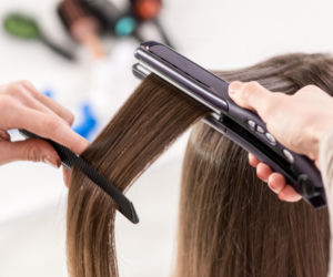 Używasz prostownicy codziennie? Poznaj kosmetyki, które uchronią twoje pasma przed spaleniem