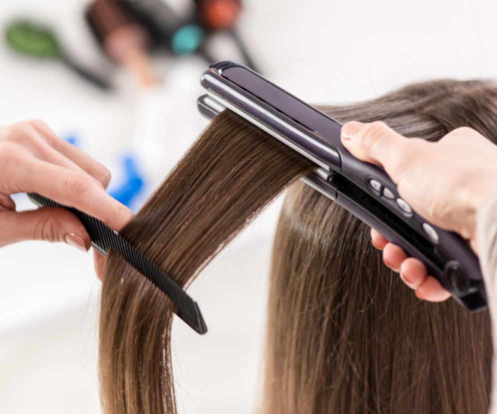 Używasz prostownicy codziennie? Poznaj kosmetyki, które uchronią twoje pasma przed spaleniem
