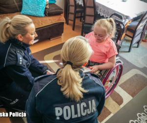 Gorzowscy policjanci dzielnie zbierali... nakrętki by pomóc Wiktorii
