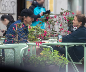 Ilona Felicjańska kupiła 2 małpki i padła na chodnik