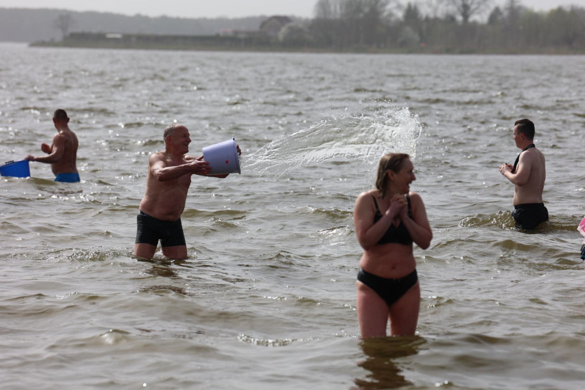 Lany Poniedziałek z lubelskimi morsami. Wiaderka i sikawki poszły w ruch!