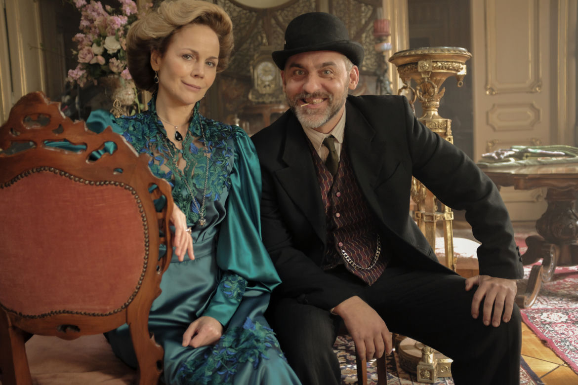 Polowania na ćmy odc. 1. Franciszka Szlimakowska (Monika Krzywkowska), Czarny (Marcin Sztabiński)
