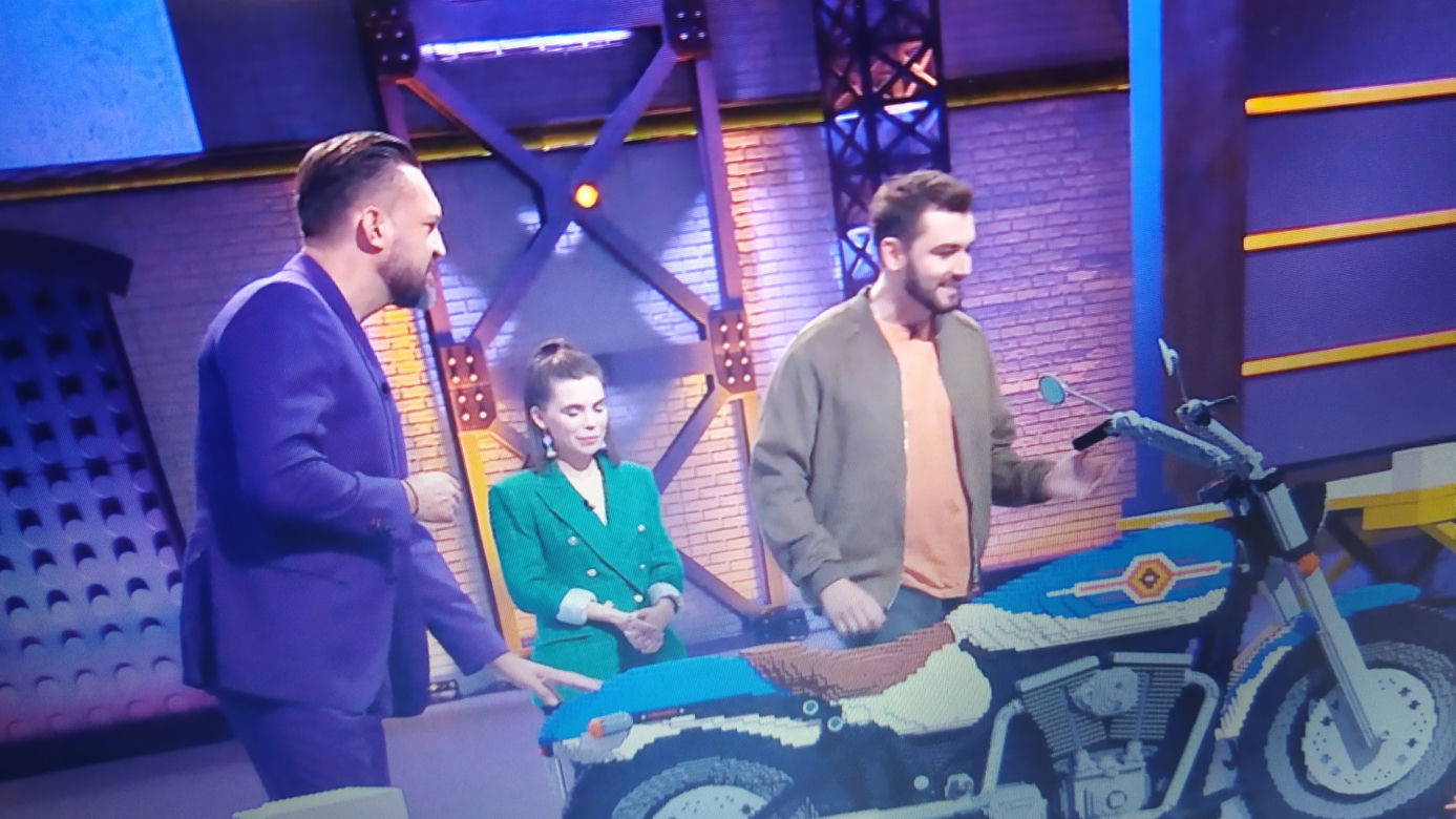 Kamil Bednarek zniszczył budowlę z 90 tysięcy klocków!