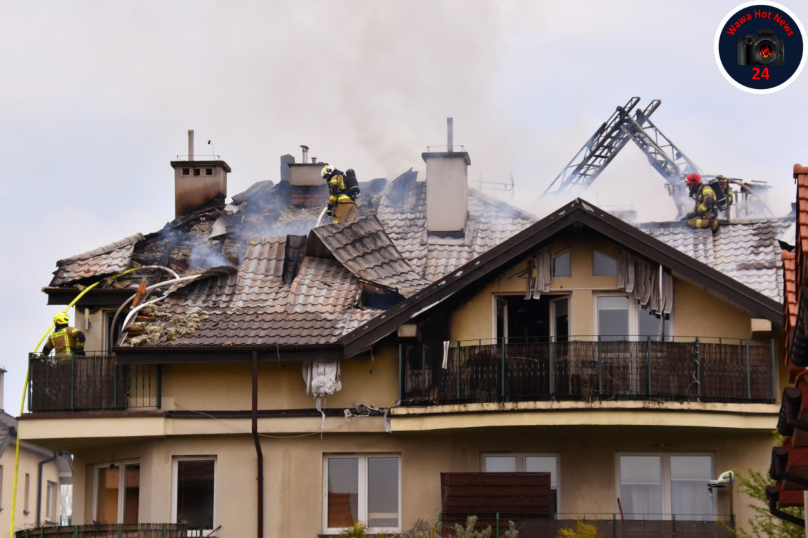 Pożar domu w Mysiadle. Strażacy musieli rozebrać dach 