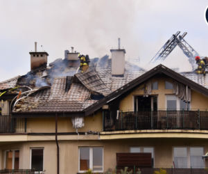 Pożar domu w Mysiadle. Strażacy musieli rozebrać dach 