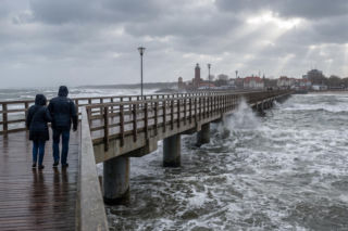 Molo w Kołobrzegu otwarte po wichurach. Kiedy turyści wrócą na spacer