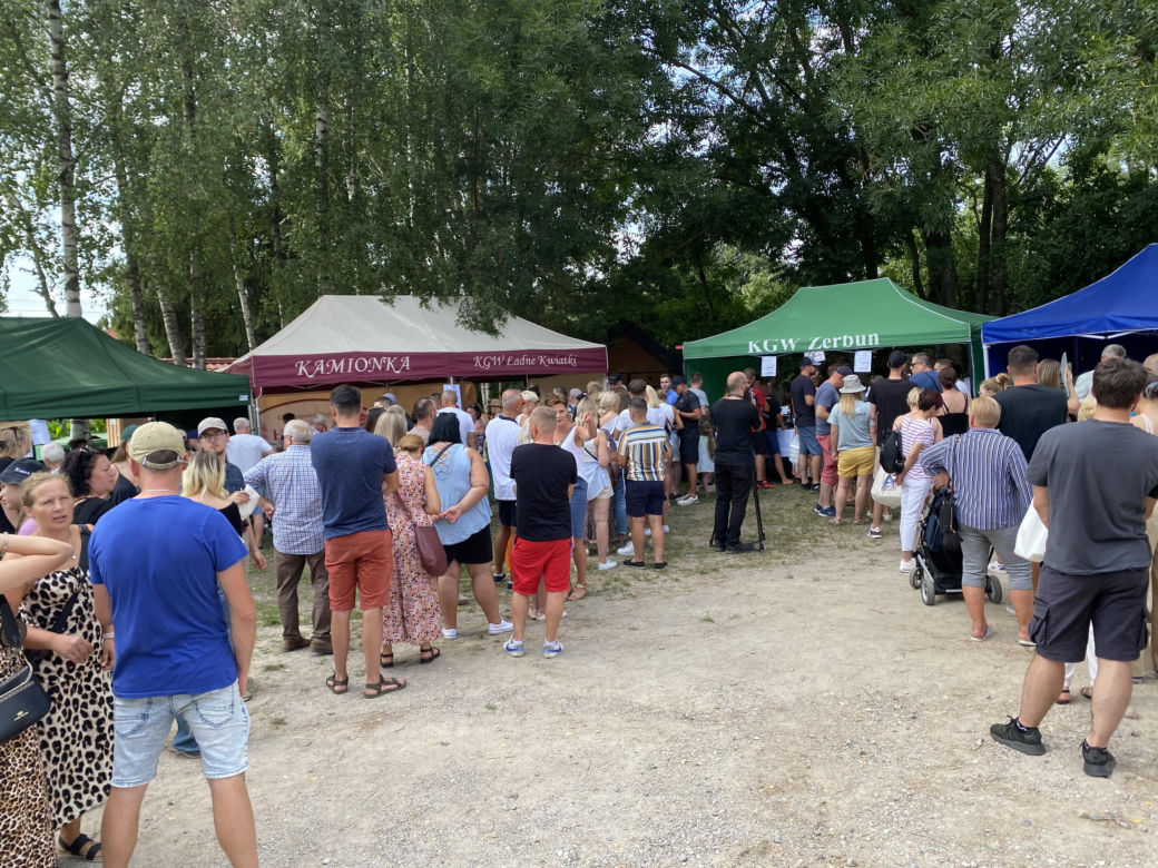 Gigantyczne kolejki po pierogi w Biesowie. Przygotowano ich ponad 50 tysięcy. Zobacz zdjęcia!