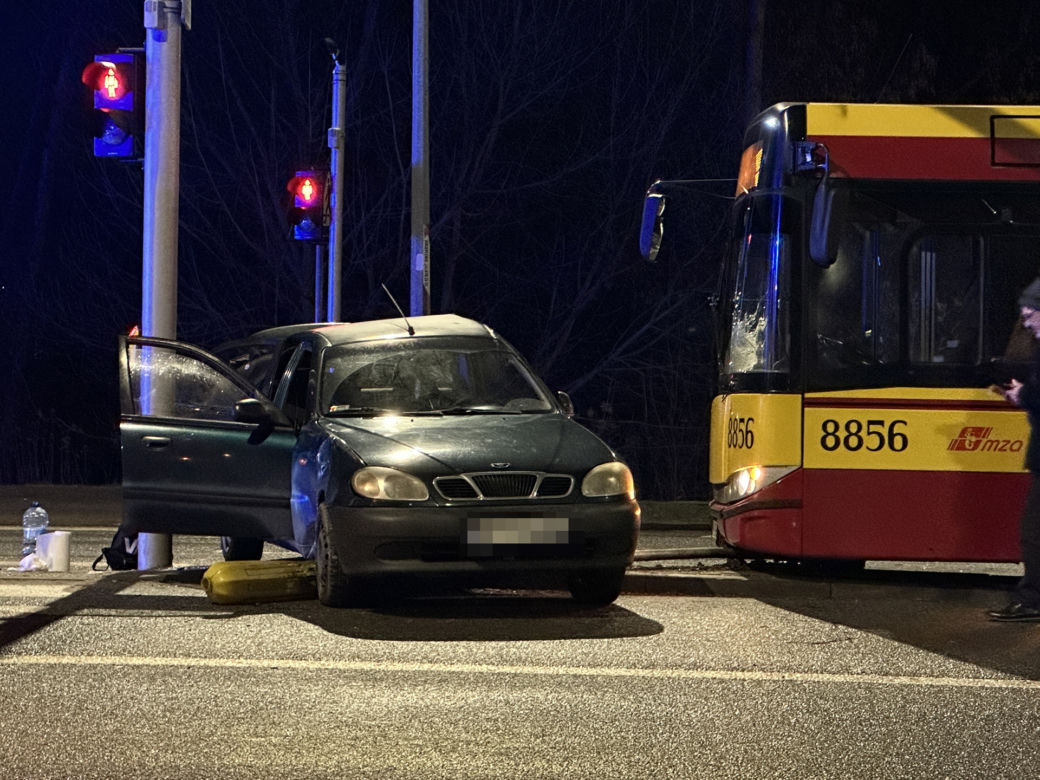 Autobus przeciągnął Lanosa kilkadziesiąt metrów. Poważny wypadek na Białołęce