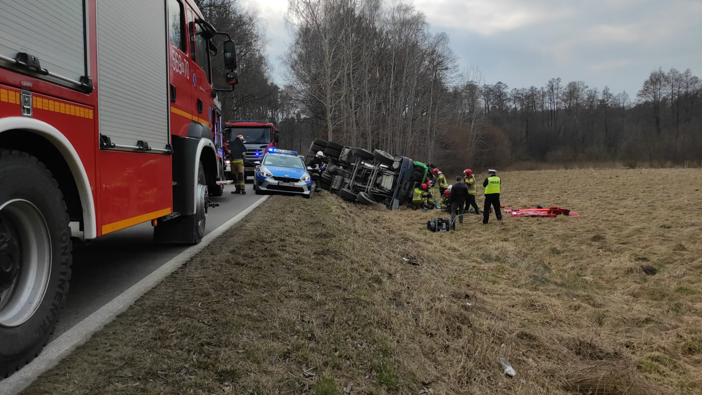 Betoniarka runęła do rowu. Groźny wypadek pod Piasecznem