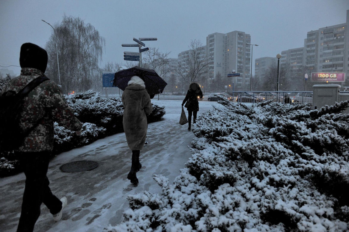 Totalny atak zimy nadciąga do Warszawy. Nawet 15 cm śniegu i silne wichury. Przeszywające zimno