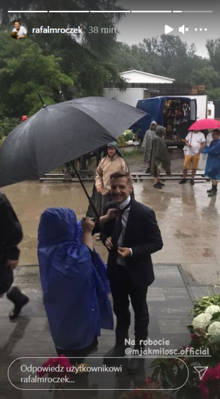 M jak miłość: Rafał Mroczek (Paweł) na planie w Grabinie