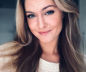 Martyna Grajber w łóżku z pucharem