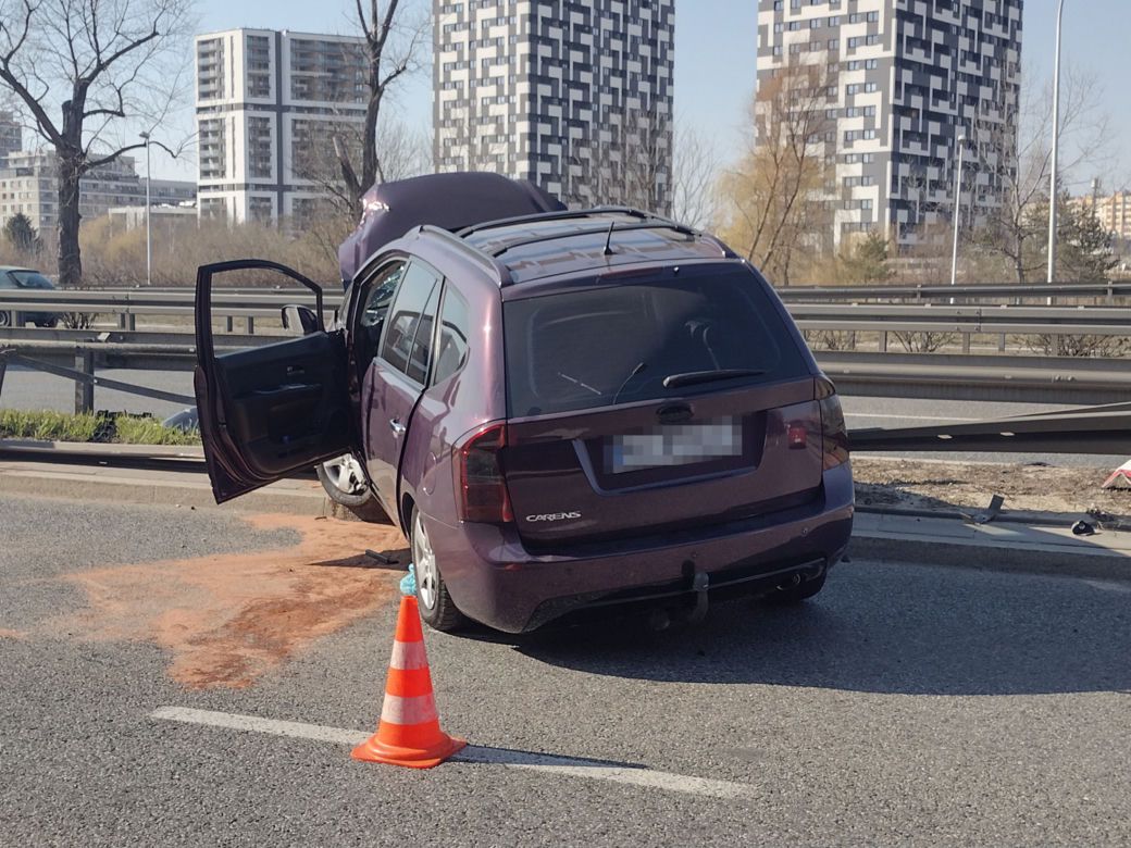 Auto zawisło na barierkach. Groźny wypadek na trasie Siekierkowskiej
