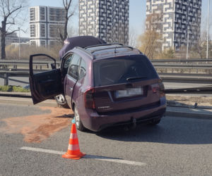 Auto zawisło na barierkach. Groźny wypadek na trasie Siekierkowskiej