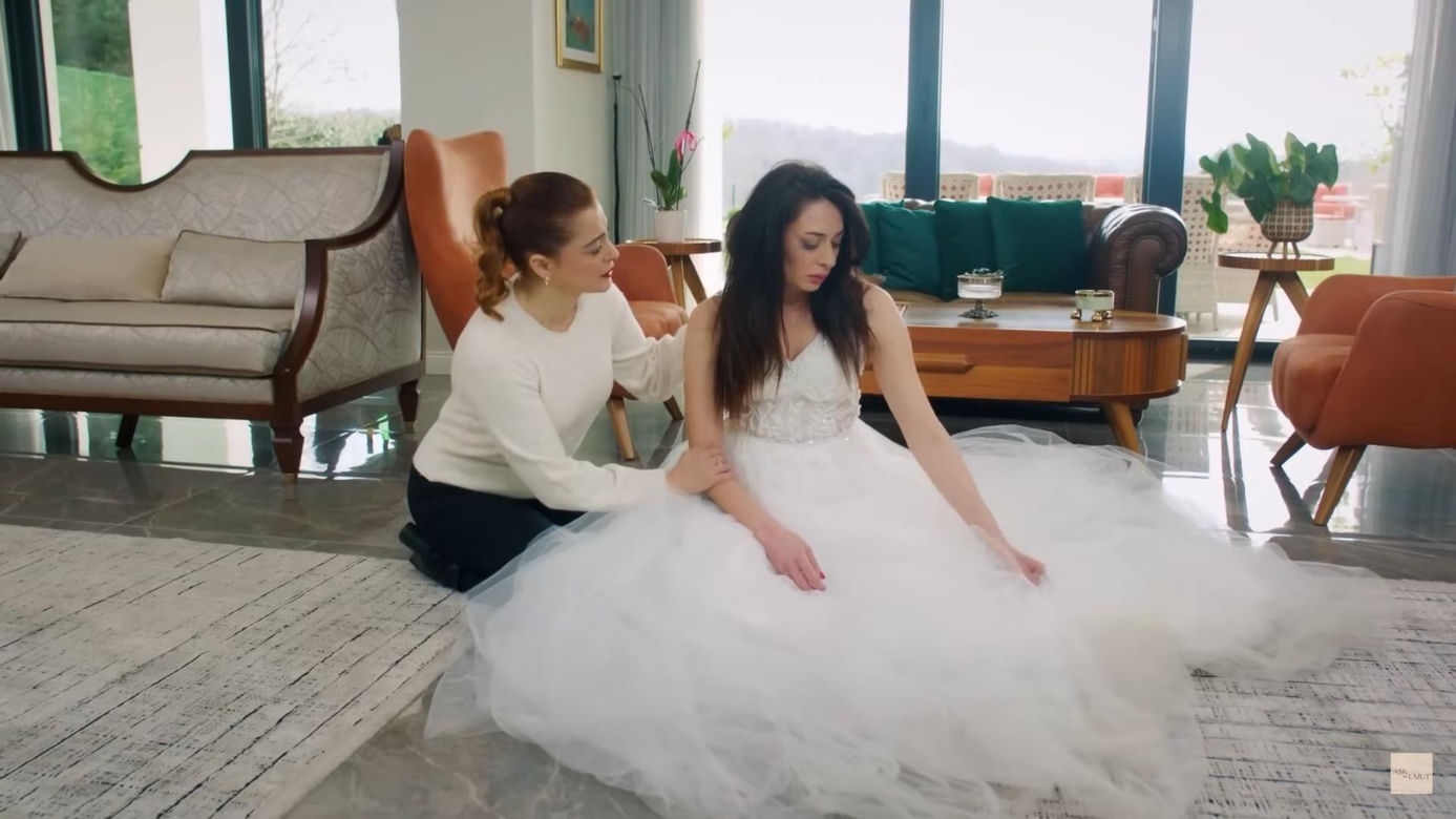 Handan informuje matkę, że nie zamierza odwoływać ślubu
