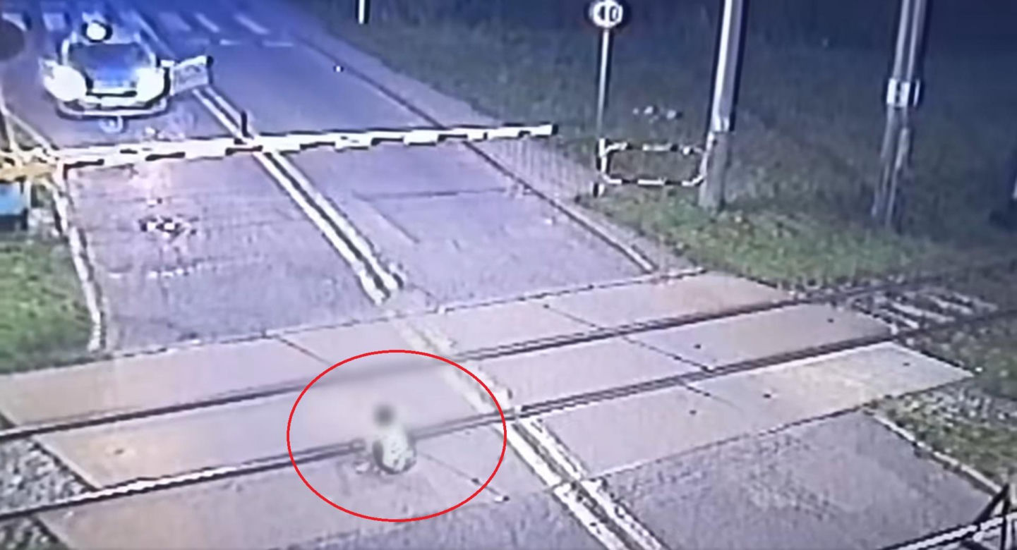 Wstrząsające nagranie pokazali policjanci z Mikołowa. 6-latek bawił się na torach, potem przejeżdża pociąg
