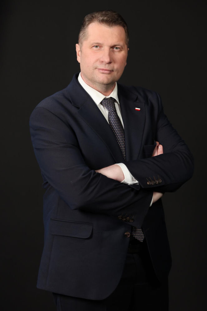 Przemysław Czarnek był królem parkietu we włoskim hotelu. Tam poznał piękną małżonkę [ZDJĘCIA]