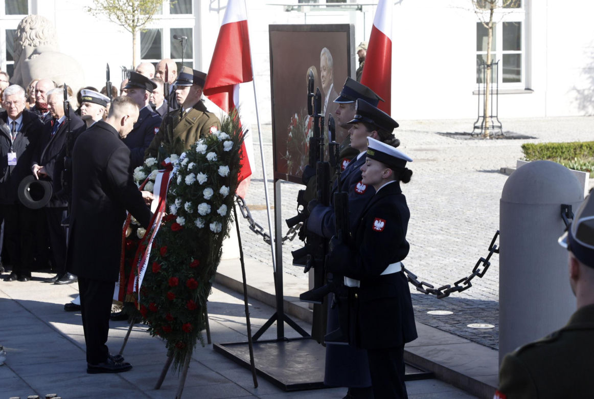 Rocznica katastrofy smoleńskiej. Prezydent Nawrocki uczcił pamięć zmarłych