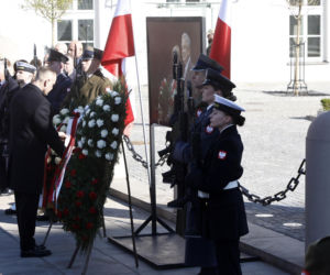 Rocznica katastrofy smoleńskiej. Prezydent Nawrocki uczcił pamięć zmarłych