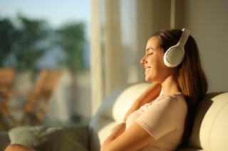 Nie możesz przestać nucić tej melodii? Oto 3 zaskakująco proste sposoby, by uwolnić się od robaka słuchowego