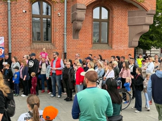 Rodzice wyszli na ulice Torunia. Burza wokół przedszkoli i decyzji władz miasta!