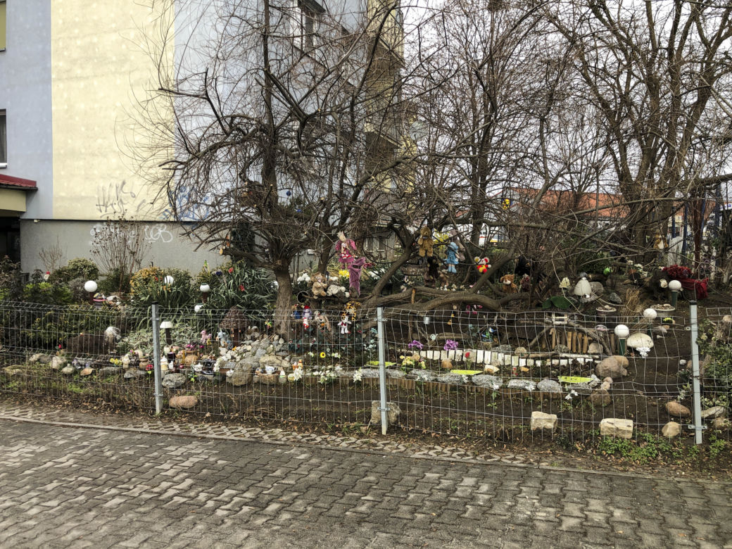 Lalki i misie wiszące na drzewie przy Budziszyńskiej 