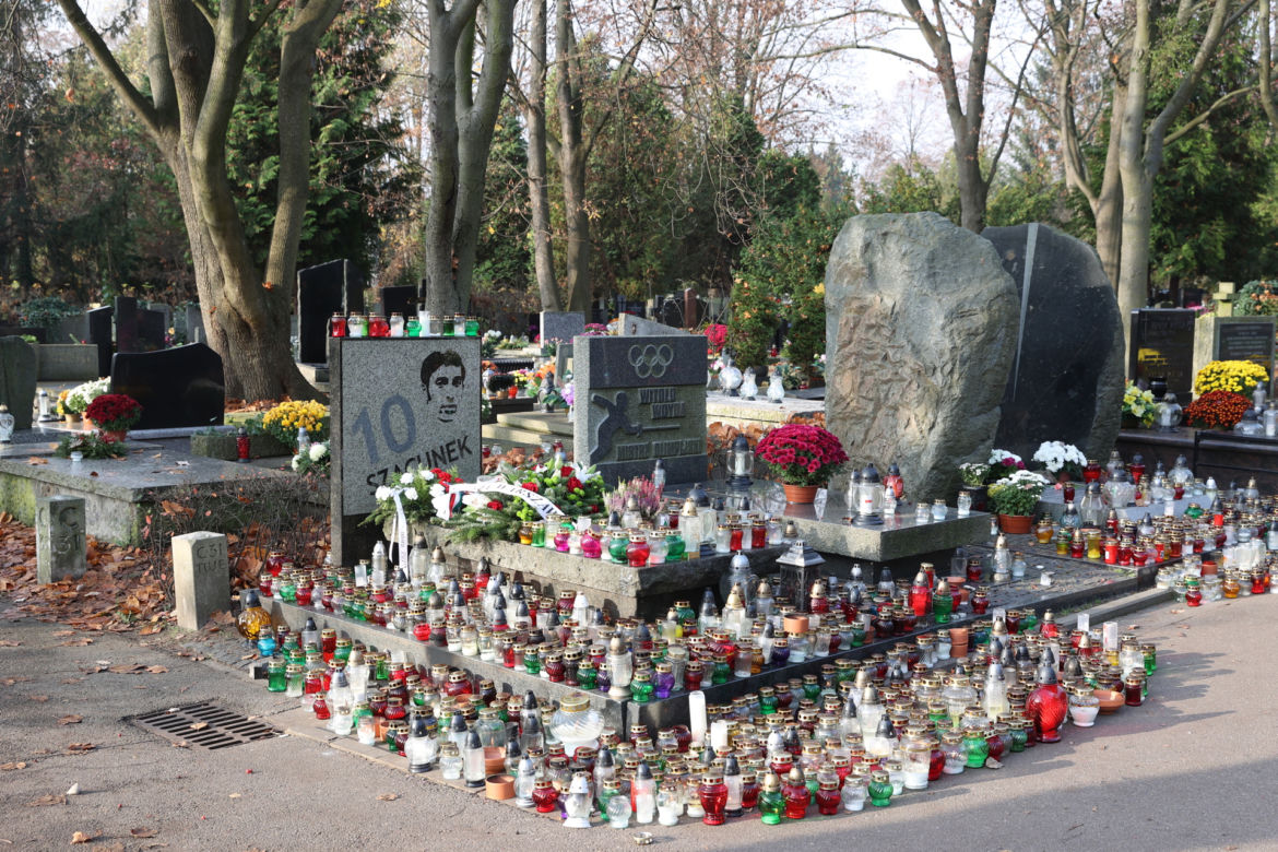 Grób Skolimowskiej, Szewińskiej i Deyny. Setki zniczy we Wszystkich Świętych