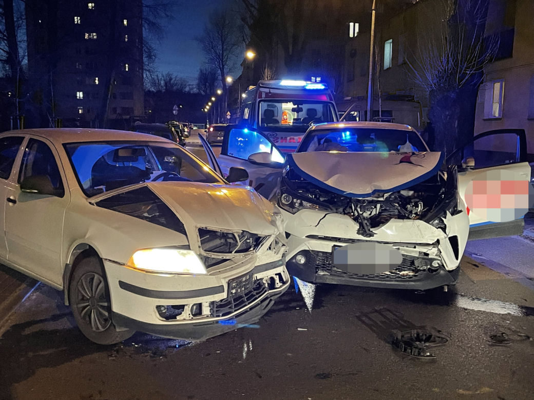 Wbili się czołowo w skodę, później uciekli. Szuka ich policja