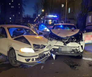 Wbili się czołowo w skodę, później uciekli. Szuka ich policja