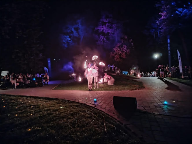 Pokaz fireshow w wykonaniu tancerzy i tancerek Teatru Ognia „Mantra” z Makowa Mazowieckiego