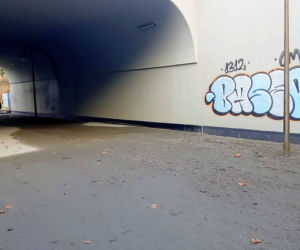 Zdewastowany wiadukt na Alei Fałata