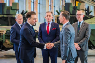 Rosomak z gigantycznym wsparciem 57 mln zł. Zwiększenie produkcji i linia dla Legwanów