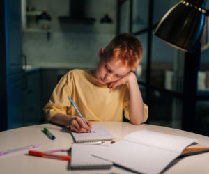 Modny sposób na naukę z TikToka. Twoje dziecko też ślęczy nad książkami do późna? 