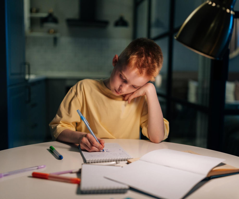 Modny sposób na naukę z TikToka. Twoje dziecko też ślęczy nad książkami do późna? 