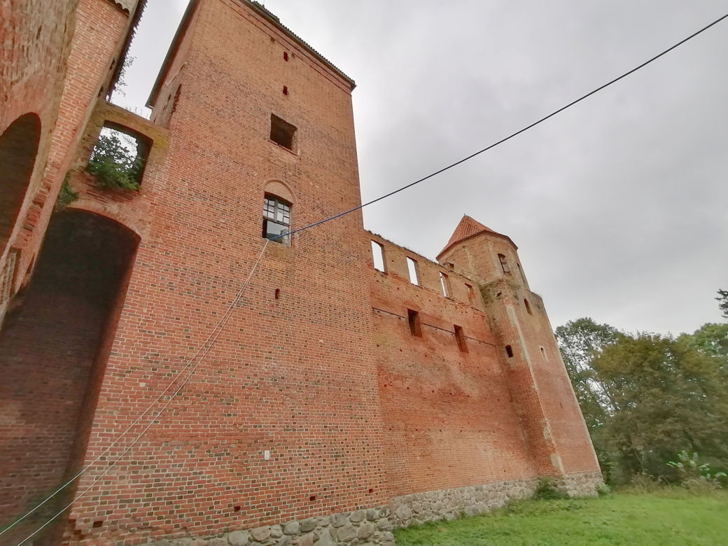 Pomarańczowi rowerzyści najechali zamek w Szymbarku
