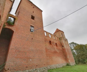 Pomarańczowi rowerzyści najechali zamek w Szymbarku