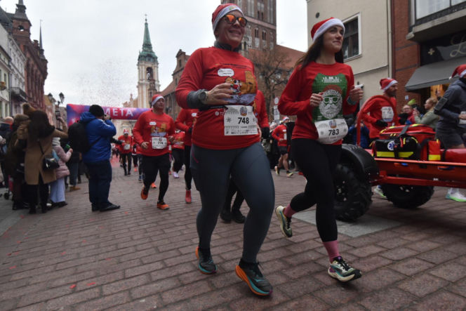 23. Festiwal Biegów Świętych Mikołajów w Toruniu. Zdjęcia ze starówki