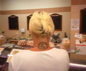 Matka publikowała zdjęcia dziecka z HITLEREM i SWASTYKĄ na FACEBOOKU