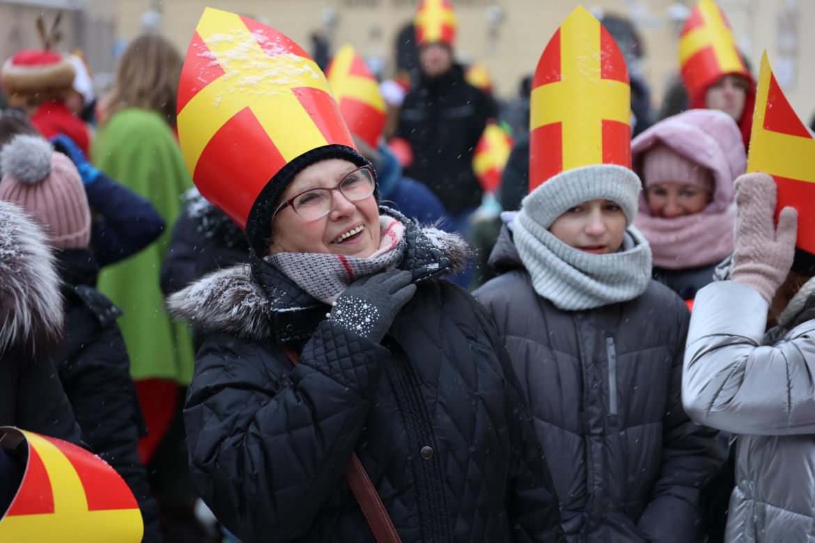 Orszak Świętego Mikołaja 2023 przeszedł przez Lublin. Było śnieżnie i radośnie! 