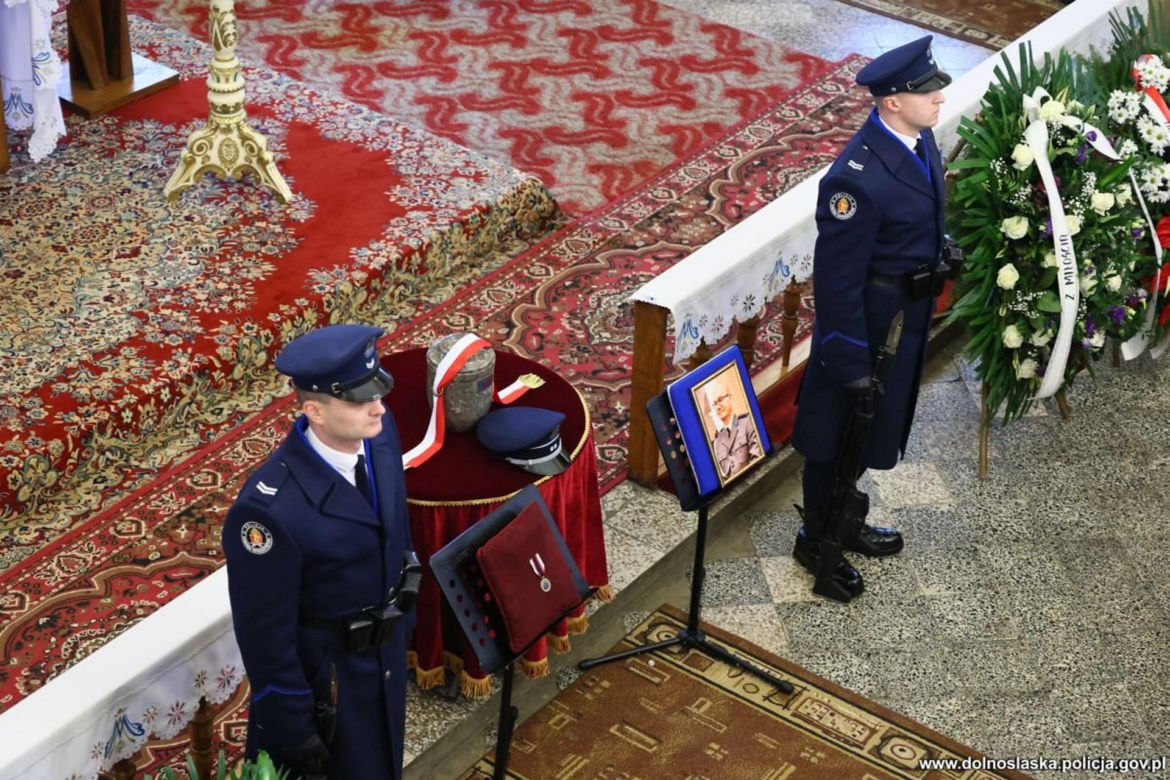 „Niebo płakało, a my razem z nim”. Strumienie deszczu i łez na pogrzebach Daniela i Ireneusza